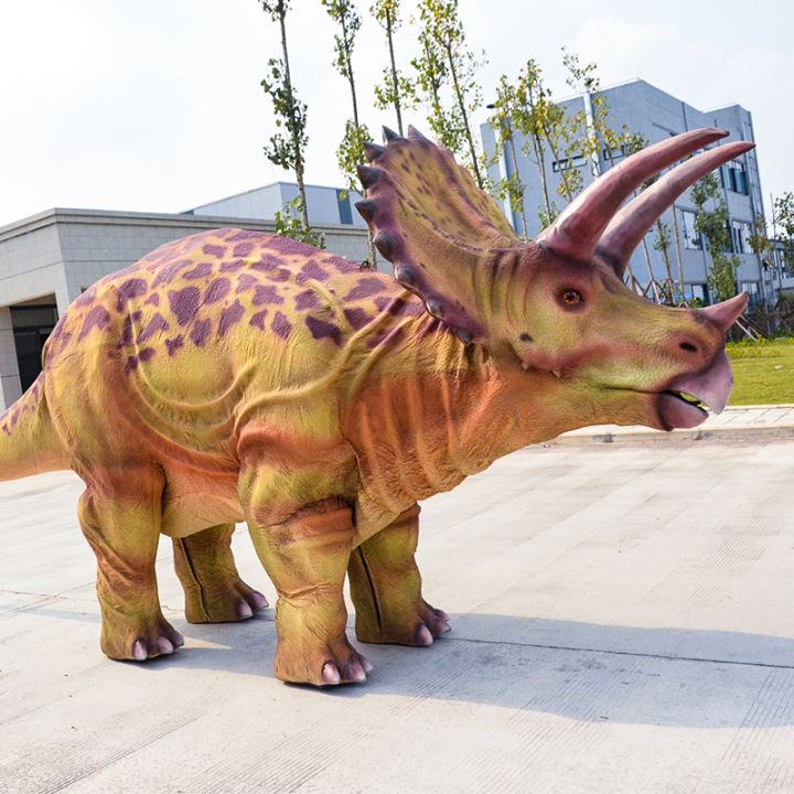 Simulación Dinosaurio 3D Escenario Traje de Triceratopo